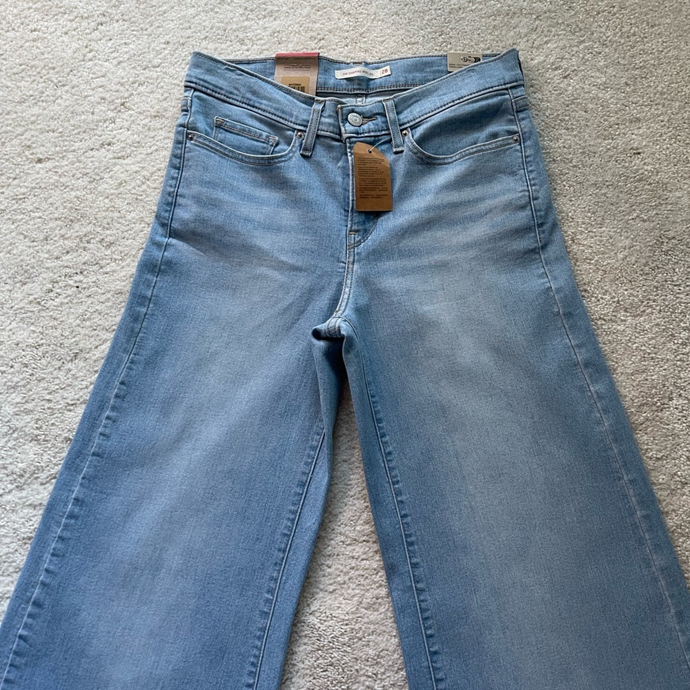 NWT Levi’s 318 Shaping Wide Leg Light Wash Size 28/32 - Picture 2 of 14